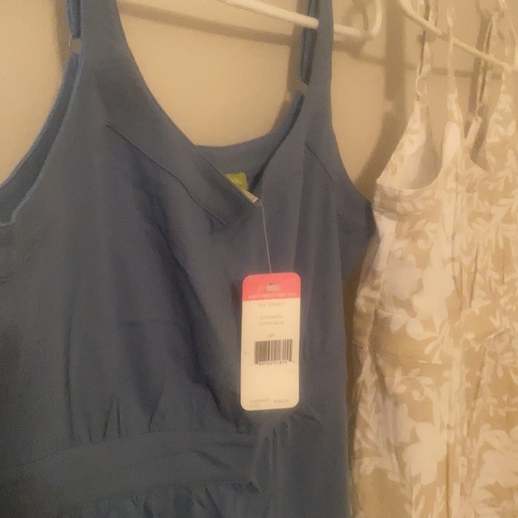 Tank tops with adjustable straps. - Picture 2 of 4